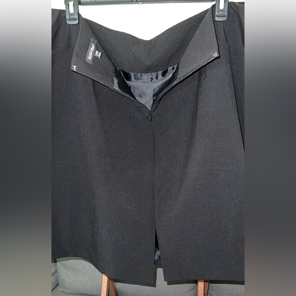 Black plus size skirt - Picture 2 of 4